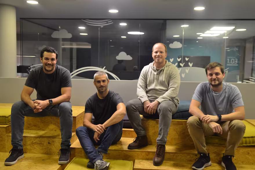 Trabajaron en varias empresas, notaban siempre los mismos problemas y crearon una solución para “reducir 25% los costos de compras” - Simbuy